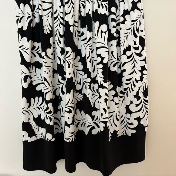 Maggy London Petites V Front Dress - Picture 8 of 11